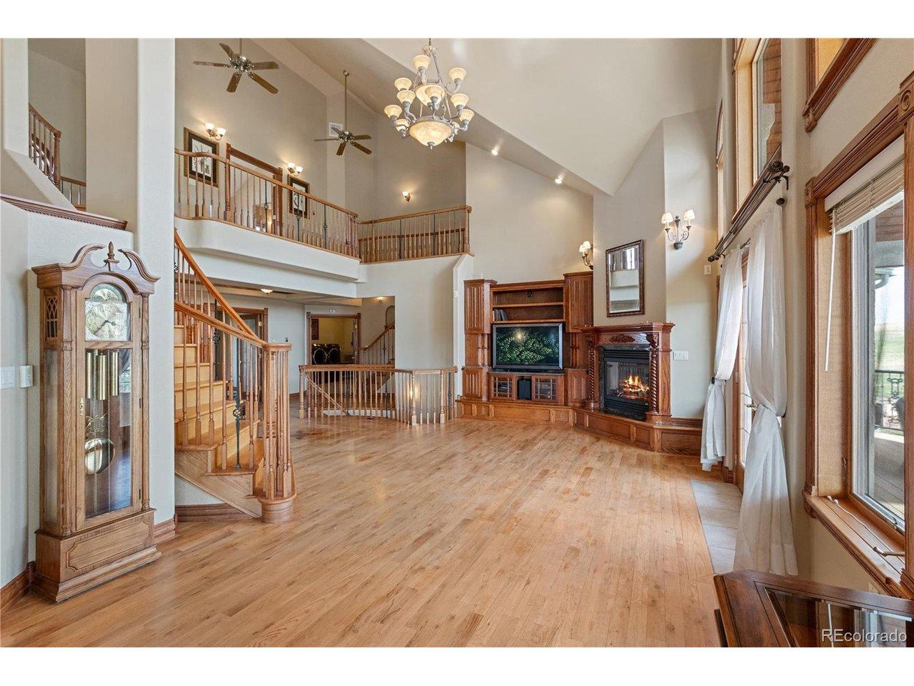 Image 3: Looking into family room from kitchen Image 3: Looking into family room from kitchen