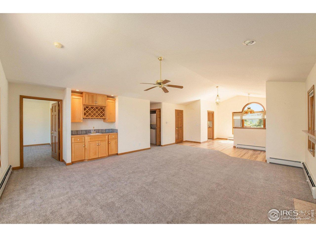 Image 4: Living room with wet bar. Image 4: Living room with wet bar.