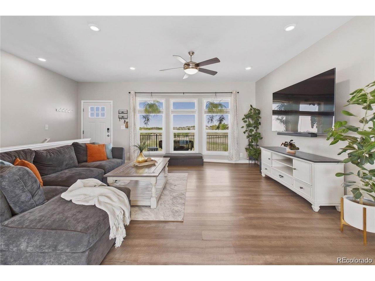 Image 3: Open living room