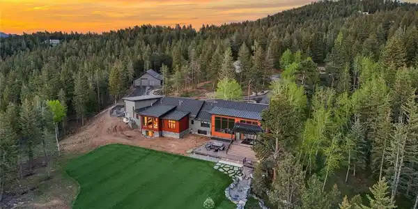 Image 2: The Perfect Mountain Home