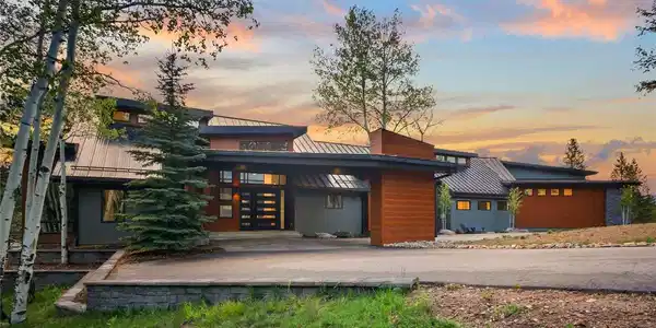 Image 3: Custom home in Soda Creek