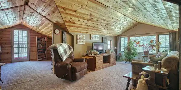 Image 4: Upstairs Apartment living room Image 4: Upstairs Apartment living room