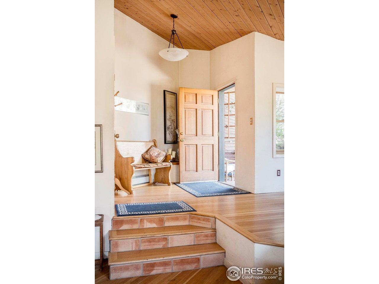 Image 3: raised entry way... Image 3: raised entry way...