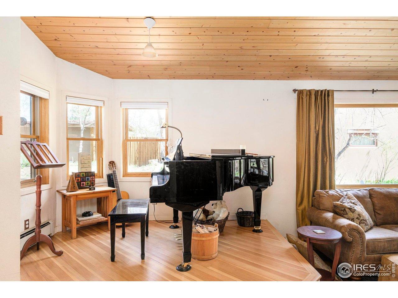 Image 4: ... with bay window, & room to play. Image 4: ... with bay window, & room to play.