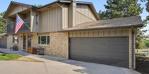 Image 2: Attached 2 Car Garage, Cul-de-sac Image 2: Attached 2 Car Garage, Cul-de-sac