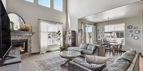 Image 4: vaulted ceiling gives all the natural light you could want!