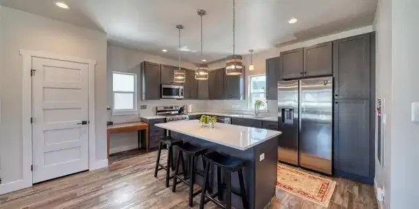 Image 3: Modern kitchen with large island Image 3: Modern kitchen with large island