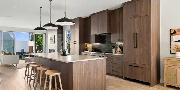 Image 3: Gorgeous kitchen with extra island storage Image 3: Gorgeous kitchen with extra island storage