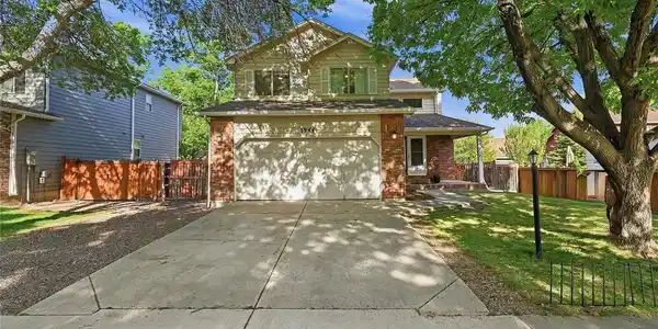 Image 3: Large lot, mature landscaping Image 3: Large lot, mature landscaping