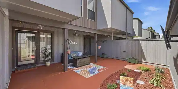 Image 4: Front patio / courtyard Image 4: Front patio / courtyard