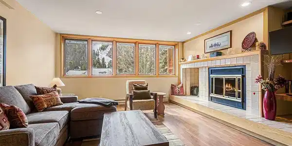 Image 4: Plenty of room for the family and wood fireplace Image 4: Plenty of room for the family and wood fireplace