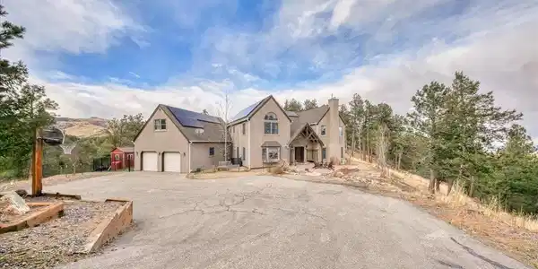 Image 3: Welcome to this Special Boulder Mountain Beauty