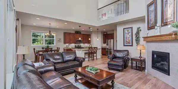 Image 4: Airy and open floor plan.
