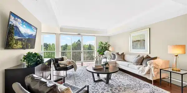 Image 2: Spacious living area Image 2: Spacious living area