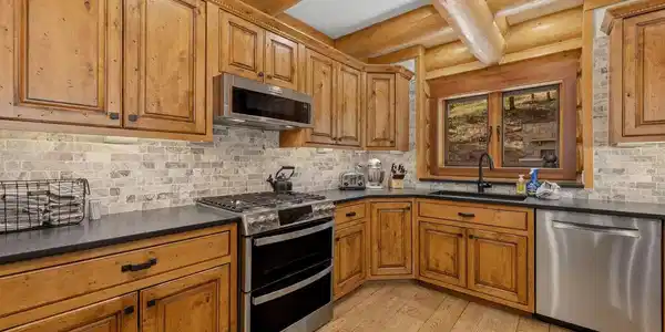 Image 4: Gas stove and stainless steel appliances Image 4: Gas stove and stainless steel appliances