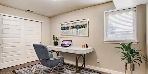 Image 3: Secondary bedroom-ideal for guests, home office or else (virtually staged) Image 3: Secondary bedroom-ideal for guests, home office or else (virtually staged)