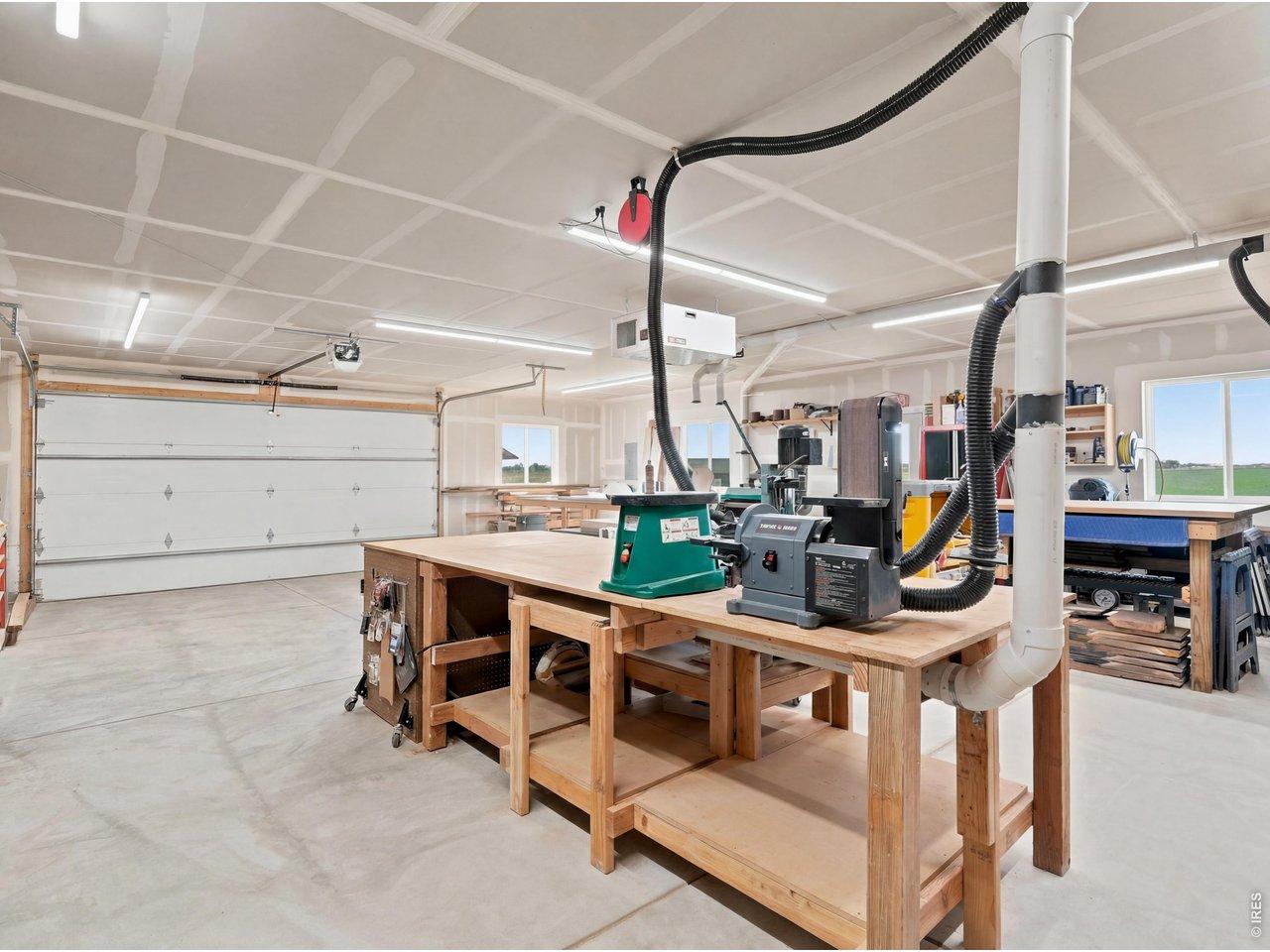 Image 4: Tons of power including multiple 220v outlets Image 4: Tons of power including multiple 220v outlets