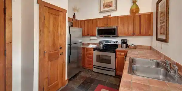 Image 3: Kitchen.