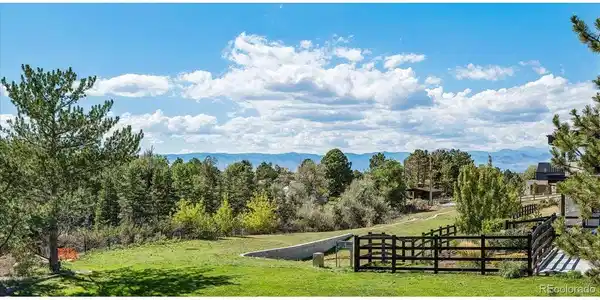 Image 3: Vast mountain views extend across the property's lawn and the protected common area beyond Image 3: Vast mountain views extend across the property's lawn and the protected common area beyond