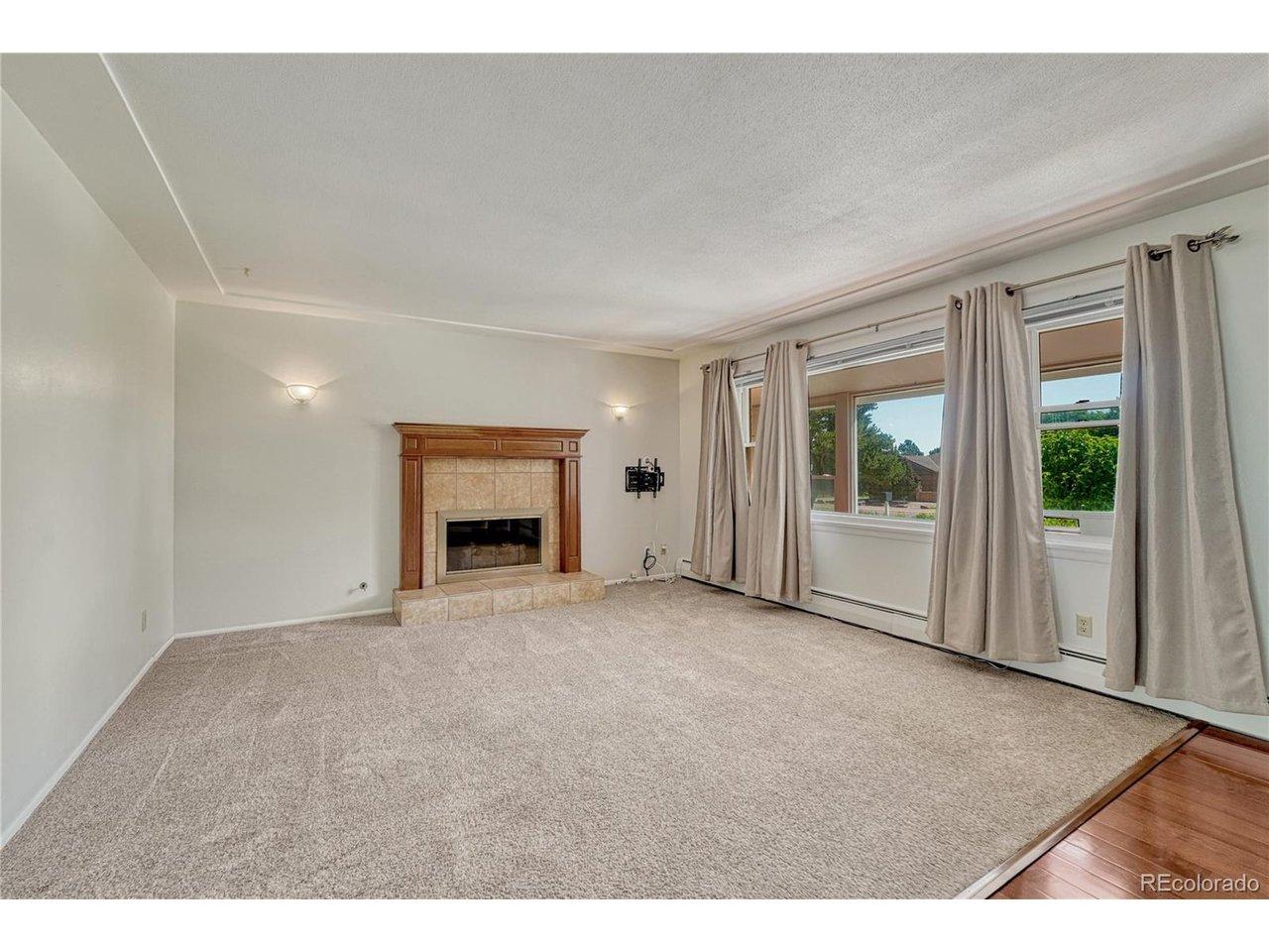 Image 3: Living room with gas fireplace Image 3: Living room with gas fireplace