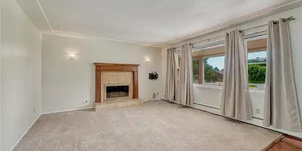 Image 3: Living room with gas fireplace Image 3: Living room with gas fireplace