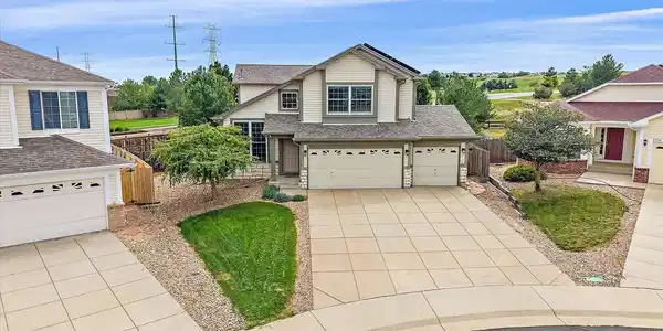 Image 3: Wonderful 2-Story on the edge of a partial cul-de-sac with Black Bear golf course in the background. HUGE 13,000+sqft lot