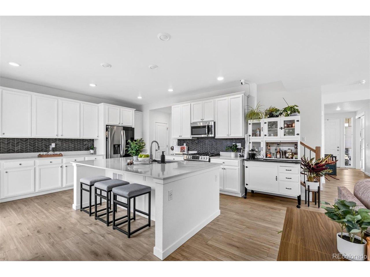 Image 4: Bright Kitchen tons of storage Image 4: Bright Kitchen tons of storage