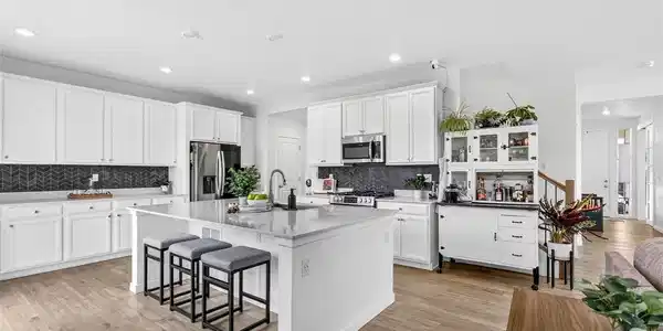 Image 4: Bright Kitchen tons of storage Image 4: Bright Kitchen tons of storage