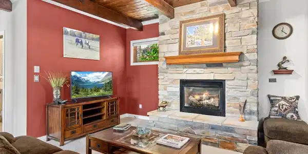 Image 4: An Intimate Gathering Place to Enjoy the Fireplace Image 4: An Intimate Gathering Place to Enjoy the Fireplace