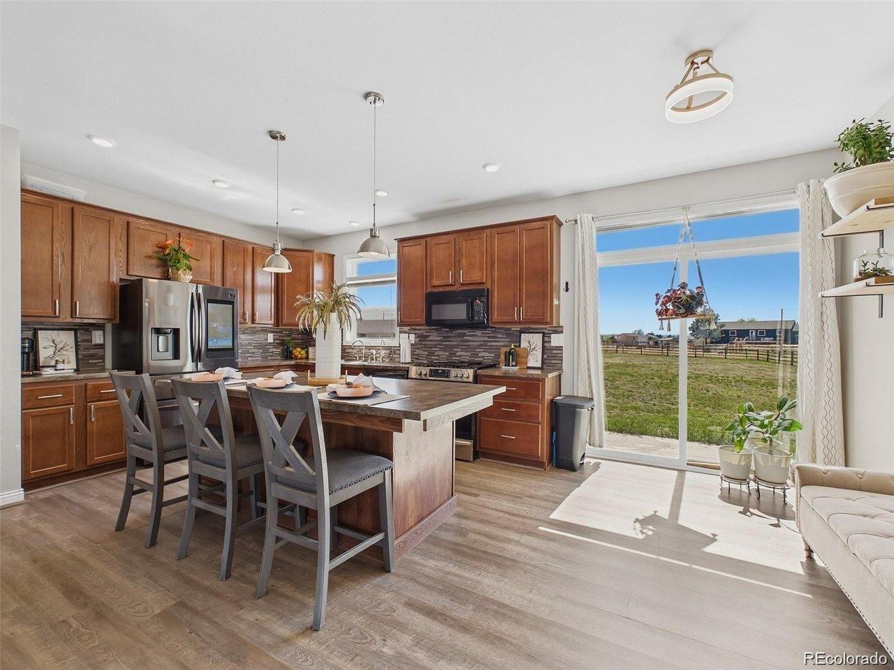 Image 4: Kitchen and nook