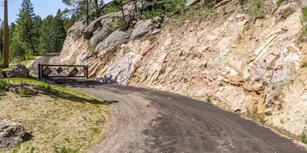 Image 2: Impressive driveway Image 2: Impressive driveway