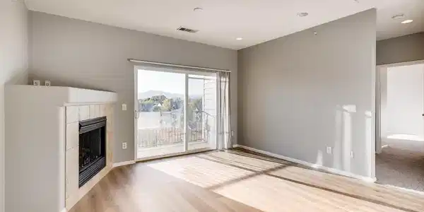 Image 4: Sunny living room
