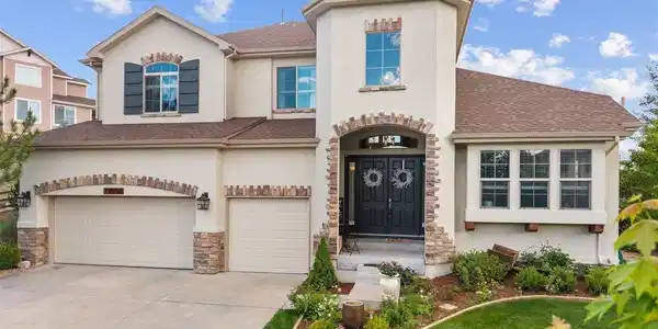Image 3: Dramatic entry greets you and your guests Image 3: Dramatic entry greets you and your guests