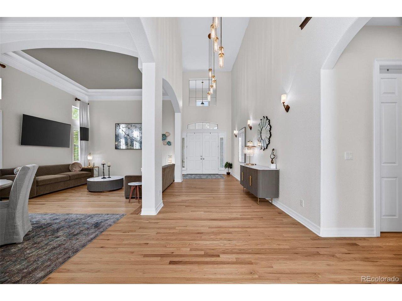 Image 4: Grand entry with loads of natural light Image 4: Grand entry with loads of natural light
