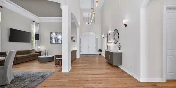 Image 4: Grand entry with loads of natural light Image 4: Grand entry with loads of natural light
