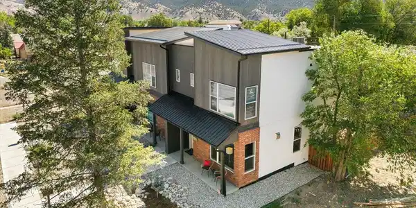 Image 2: Modern Mountain Townhouse Image 2: Modern Mountain Townhouse