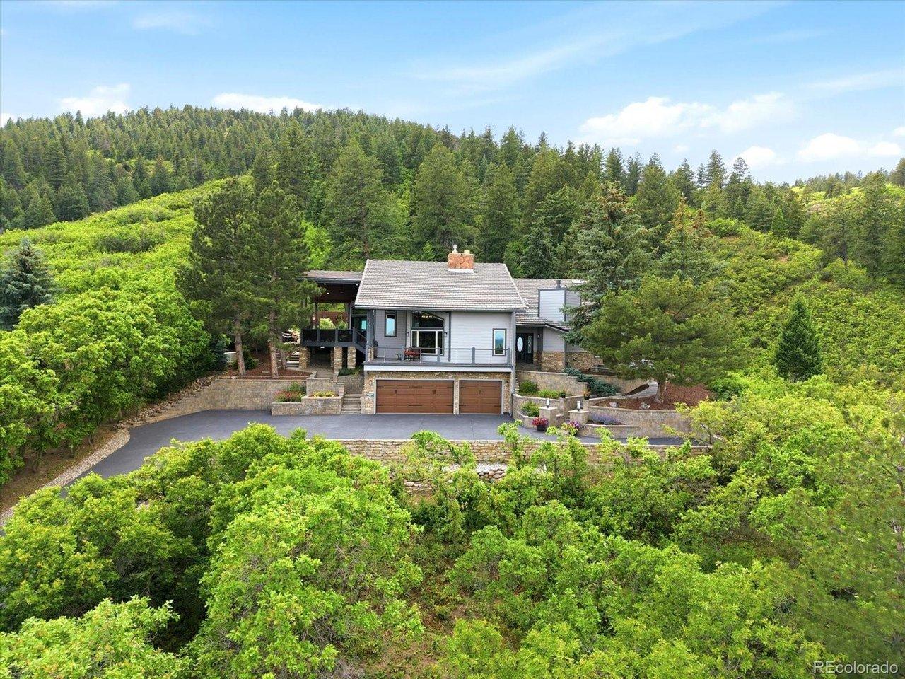 Image 1: Your own private retreat! Extensive renovations compare to today's most exceptional custom-built residences. Image 1: Your own private retreat! Extensive renovations compare to today's most exceptional custom-built residences.
