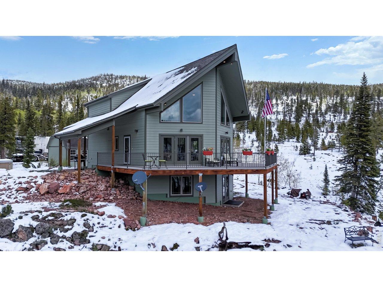 Image 4: Large trex deck to take in the scenic views