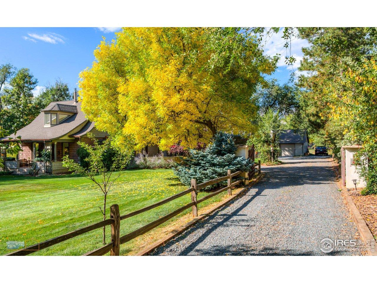 Image 3: Private, gated entrance Image 3: Private, gated entrance
