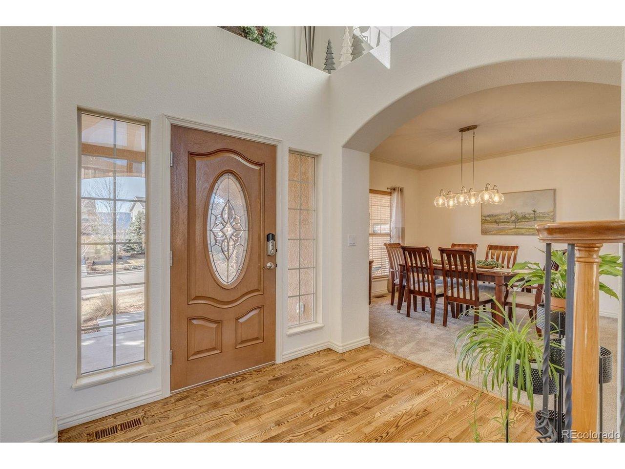 Image 4: Front entry