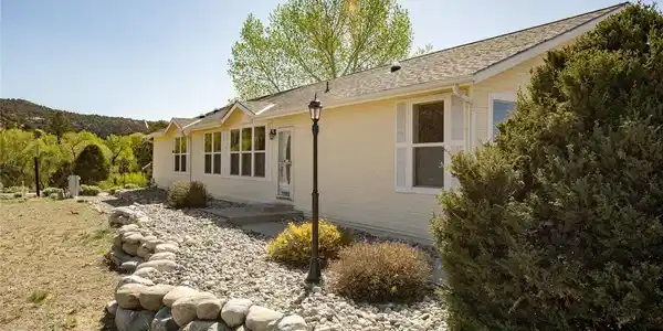 Image 4: Nice Curb Appeal