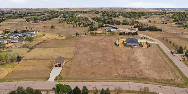 Image 3: Surrounded by exceptional custom homes with breathtaking Colorado skies and room to create your private estate.