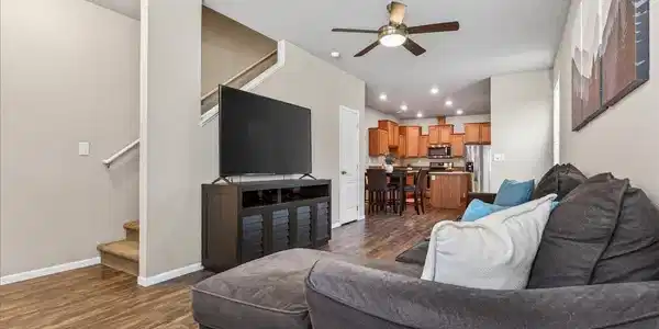Image 4: Living Room