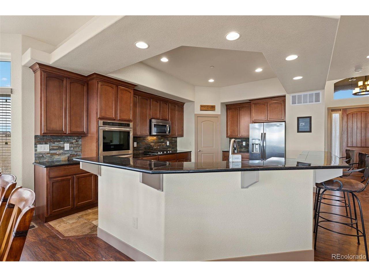 Image 4: Luxury kitchen, gas stove, granite counters Image 4: Luxury kitchen, gas stove, granite counters