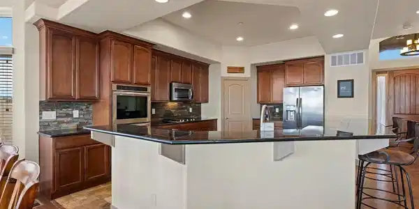 Image 4: Luxury kitchen, gas stove, granite counters Image 4: Luxury kitchen, gas stove, granite counters