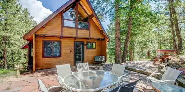 Image 2: Inviting mountain cabin with a spacious outdoor patio Image 2: Inviting mountain cabin with a spacious outdoor patio