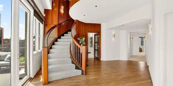 Image 3: Entrance Foyer
