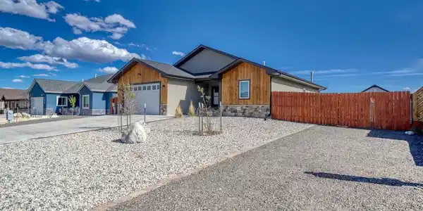 Image 4: xeriscaping keeps homeowner life easy Image 4: xeriscaping keeps homeowner life easy