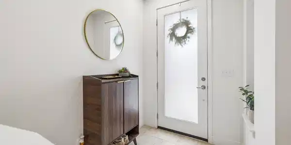 Image 3: Comfortable and spacious entry foyer. Image 3: Comfortable and spacious entry foyer.