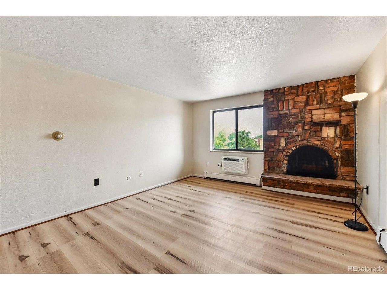 Image 4: Living Room